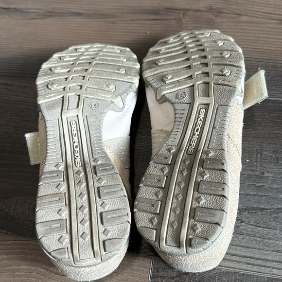 Cute Sketchers slip on shoes.  Ladies size 8 - Picture 4 of 6